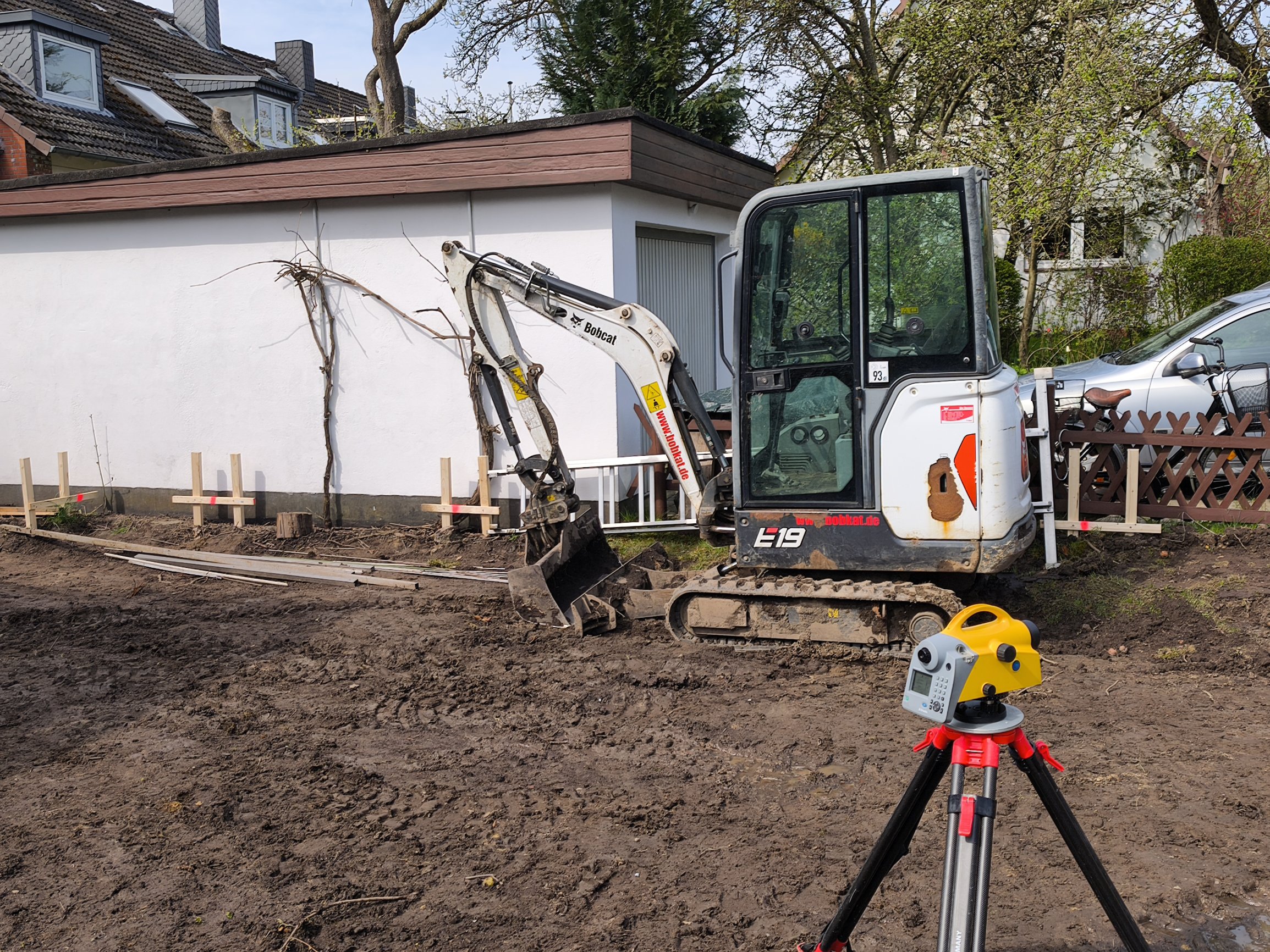 Vermessungstechniker bei Absteckungsarbeiten auf der Baustelle